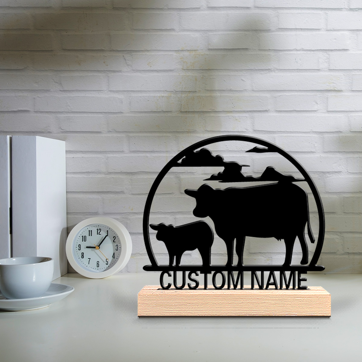 Art Craft Home - รูปปั้นโลหะรูปวัวแฟชั่น 1 ชิ้น ปรับแต่งชื่อได้ งานศิลปะตกแต่งบ้านพร้อมฐานไม้ ประติมากรรมโลหะพร้อมฐานไม้สำหรับตั้งโต๊ะ